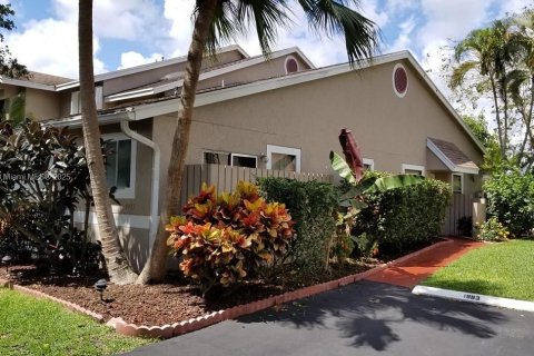 House in Deerfield Beach, Florida 2 bedrooms, 104.61 sq.m. № 1689342 - photo 1