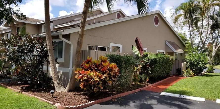 House in Deerfield Beach, Florida 2 bedrooms, 104.61 sq.m. № 1689342