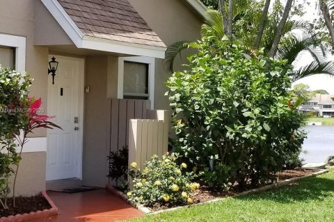 House in Deerfield Beach, Florida 2 bedrooms, 104.61 sq.m. № 1689342 - photo 2