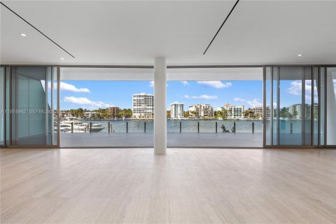 Condo in Miami, Florida, 3 bedrooms  № 2052890