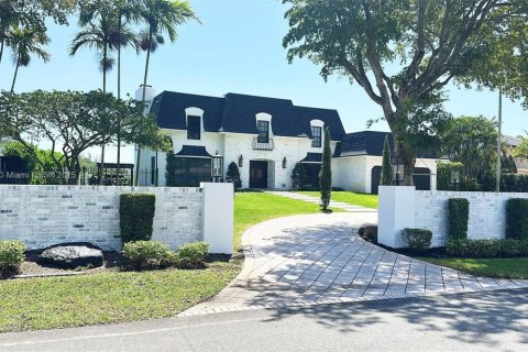 House in Fort Lauderdale, Florida 5 bedrooms, 406.73 sq.m. № 1935155 - photo 3