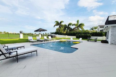 House in Fort Lauderdale, Florida 5 bedrooms, 406.73 sq.m. № 1935155 - photo 27