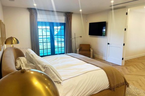 House in Fort Lauderdale, Florida 5 bedrooms, 406.73 sq.m. № 1935155 - photo 22