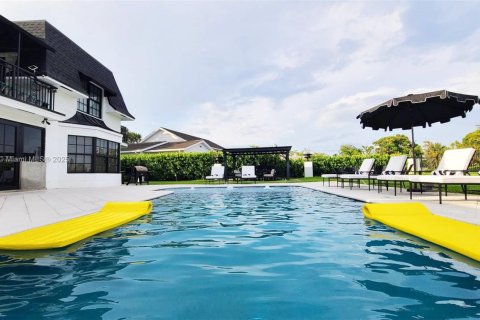 House in Fort Lauderdale, Florida 5 bedrooms, 406.73 sq.m. № 1935155 - photo 26