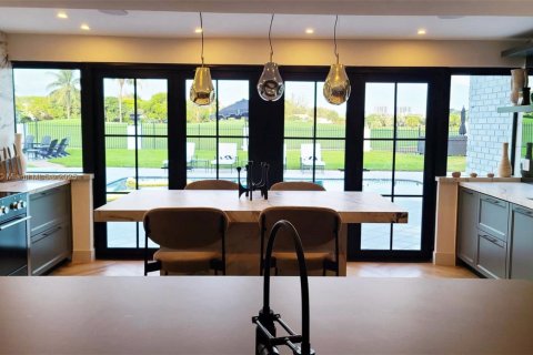 House in Fort Lauderdale, Florida 5 bedrooms, 406.73 sq.m. № 1935155 - photo 9