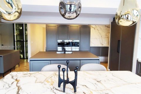 House in Fort Lauderdale, Florida 5 bedrooms, 406.73 sq.m. № 1935155 - photo 10