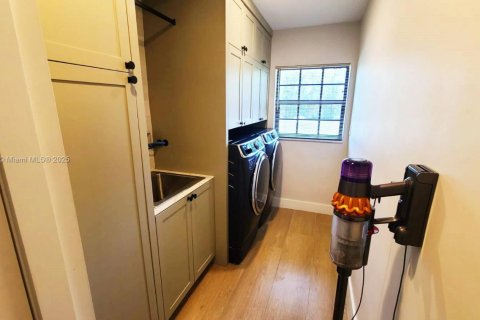 House in Fort Lauderdale, Florida 5 bedrooms, 406.73 sq.m. № 1935155 - photo 14