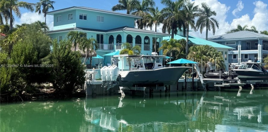 Дом в Марафон, Флорида 4 спальни, 418.06м2 № 2034560