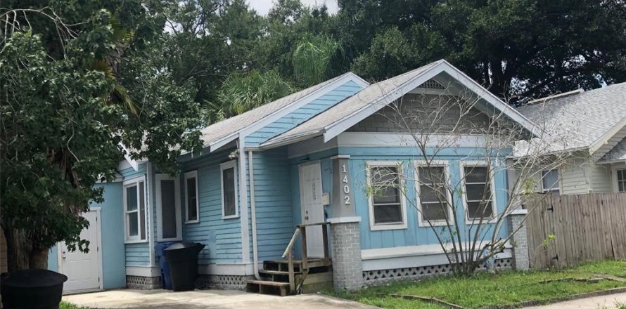 Commercial property in Saint Petersburg, Florida 23 bedrooms, 6547.75 sq.m. № 2143331