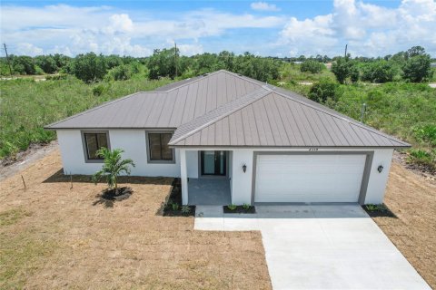 House in Lehigh Acres, Florida 4 bedrooms, 209.22 sq.m. № 1186331 - photo 1