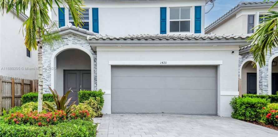 House in Homestead, Florida 4 bedrooms, 227.7 sq.m. № 2013599