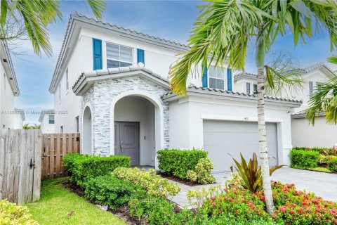 House in Homestead, Florida 4 bedrooms, 227.7 sq.m. № 2013599 - photo 2