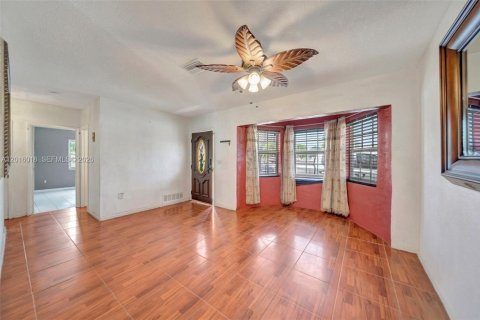 House in Miami Gardens, Florida 4 bedrooms, 136.38 sq.m. № 2087979 - photo 8