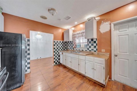 House in Miami Gardens, Florida 4 bedrooms, 136.38 sq.m. № 2087979 - photo 11