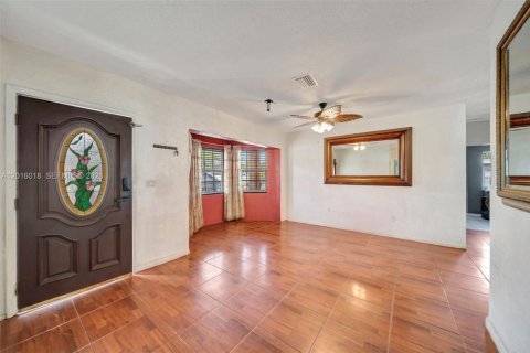 House in Miami Gardens, Florida 4 bedrooms, 136.38 sq.m. № 2087979 - photo 7