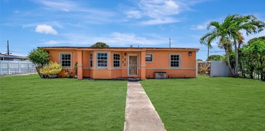 House in Miami Gardens, Florida 4 bedrooms, 136.38 sq.m. № 2087979