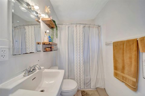 House in Miami Gardens, Florida 4 bedrooms, 136.38 sq.m. № 2087979 - photo 15