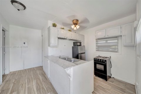 House in Miami Gardens, Florida 4 bedrooms, 136.38 sq.m. № 2087979 - photo 21