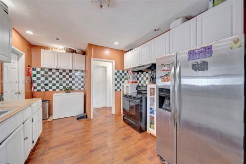 House in Miami Gardens, Florida 4 bedrooms, 136.38 sq.m. № 2087979 - photo 12