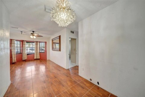 House in Miami Gardens, Florida 4 bedrooms, 136.38 sq.m. № 2087979 - photo 9