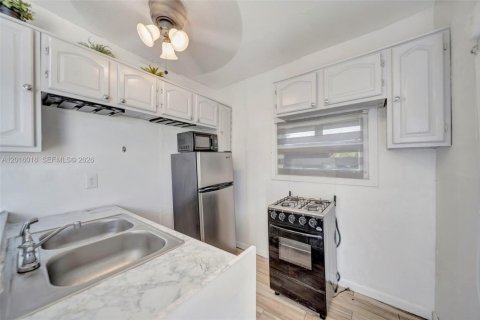 House in Miami Gardens, Florida 4 bedrooms, 136.38 sq.m. № 2087979 - photo 20
