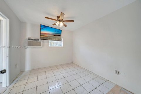 House in Miami Gardens, Florida 4 bedrooms, 136.38 sq.m. № 2087979 - photo 28