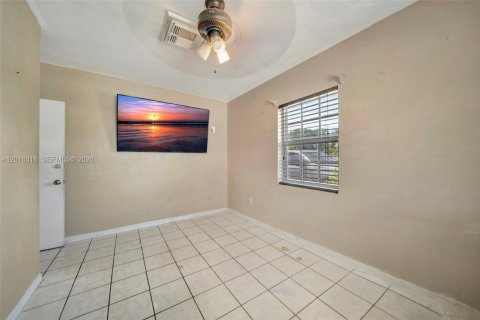 House in Miami Gardens, Florida 4 bedrooms, 136.38 sq.m. № 2087979 - photo 30