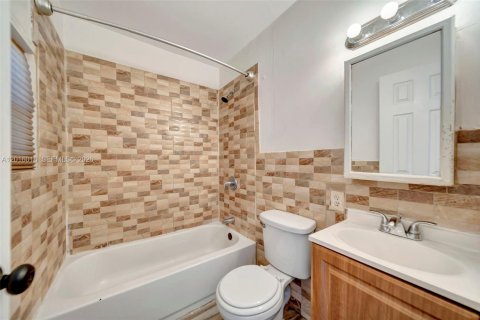 House in Miami Gardens, Florida 4 bedrooms, 136.38 sq.m. № 2087979 - photo 18