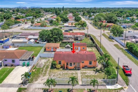 House in Miami Gardens, Florida 4 bedrooms, 136.38 sq.m. № 2087979 - photo 2