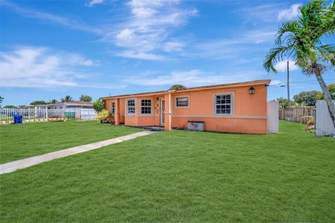 House in Miami Gardens, Florida 4 bedrooms, 136.38 sq.m. № 2087979 - photo 3