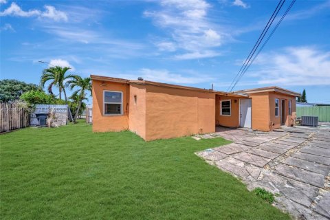 House in Miami Gardens, Florida 4 bedrooms, 136.38 sq.m. № 2087979 - photo 4