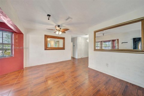 House in Miami Gardens, Florida 4 bedrooms, 136.38 sq.m. № 2087979 - photo 10