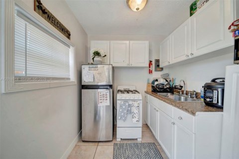 House in Miami Gardens, Florida 4 bedrooms, 136.38 sq.m. № 2087979 - photo 25