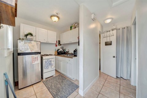 House in Miami Gardens, Florida 4 bedrooms, 136.38 sq.m. № 2087979 - photo 24