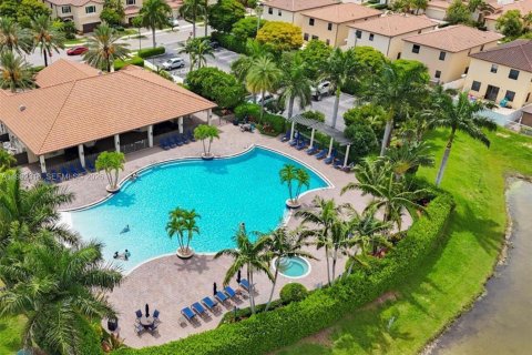 Adosado en alquiler en Hialeah, Florida, 3 dormitorios, 143.53 m2 № 2053336 - foto 2