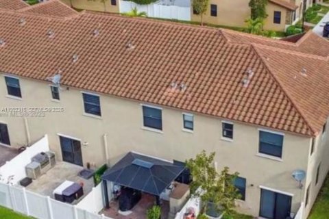 Adosado en Hialeah, Florida 3 dormitorios, 143.53 m2 № 2053336