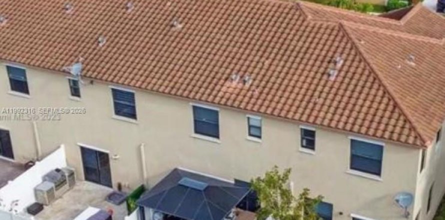 Adosado en Hialeah, Florida 3 dormitorios, 143.53 m2 № 2053336