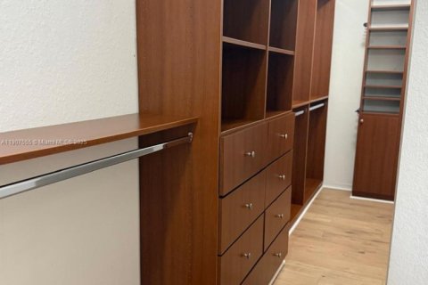 Снять в аренду виллу или дом в Майами, Флорида 4 спальни, 301.28м2, № 2012637 - фото 10