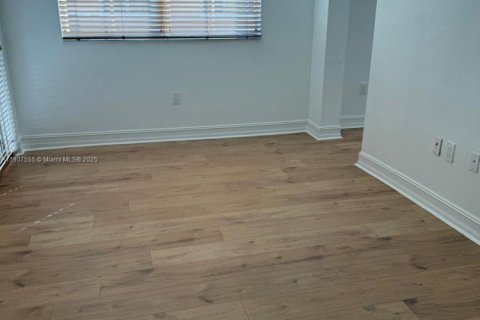 Снять в аренду виллу или дом в Майами, Флорида 4 спальни, 301.28м2, № 2012637 - фото 19