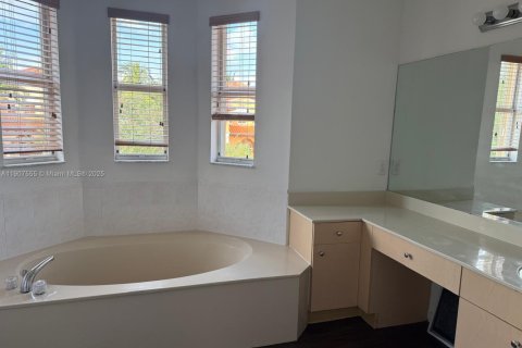 Снять в аренду виллу или дом в Майами, Флорида 4 спальни, 301.28м2, № 2012637 - фото 13