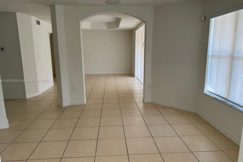 Снять в аренду виллу или дом в Майами, Флорида 4 спальни, 301.28м2, № 2012637 - фото 8