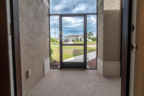 Villa ou maison à vendre à Cape Coral, Floride: 4 chambres, 211.45 m2 № 2147335 - photo 3