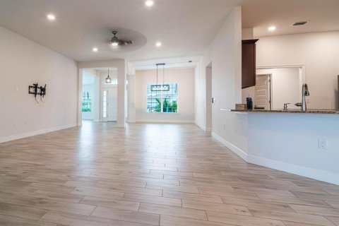 Villa ou maison à vendre à Cape Coral, Floride: 4 chambres, 211.45 m2 № 2147335 - photo 10