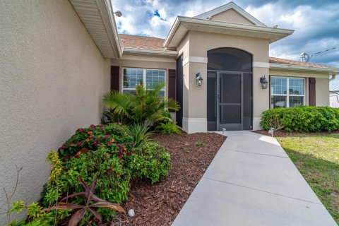Villa ou maison à vendre à Cape Coral, Floride: 4 chambres, 211.45 m2 № 2147335 - photo 2