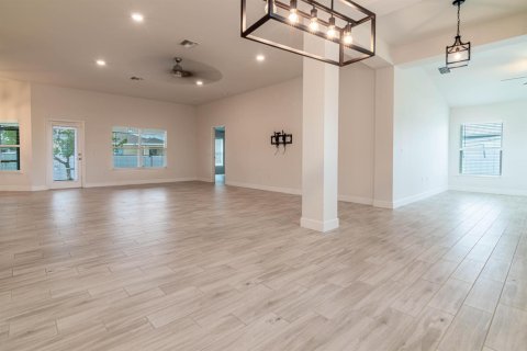 Villa ou maison à vendre à Cape Coral, Floride: 4 chambres, 211.45 m2 № 2147335 - photo 7