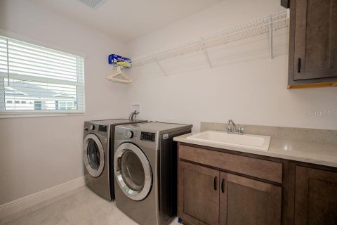 House in The Villages, Florida 3 bedrooms, 178.47 sq.m. № 2368879 - photo 17