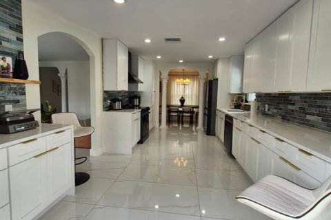 House in Tampa, Florida 3 bedrooms, 146.14 sq.m. № 2157481 - photo 12
