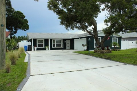 House in Tampa, Florida 3 bedrooms, 146.14 sq.m. № 2157481 - photo 2