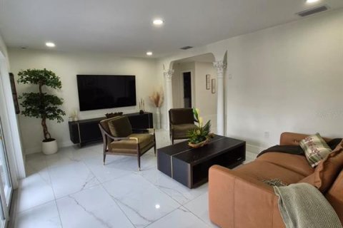 House in Tampa, Florida 3 bedrooms, 146.14 sq.m. № 2157481 - photo 6