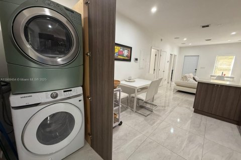 House in Miami, Florida 2 bedrooms, 74.79 sq.m. № 2018261 - photo 12